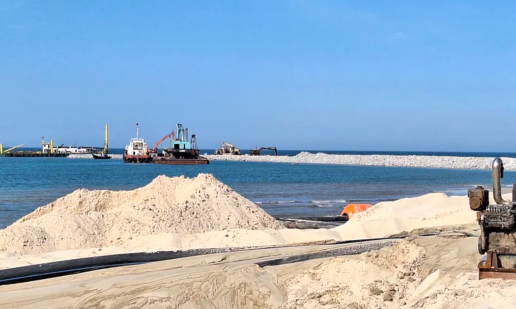 Công trường thi công dự án Khu bến cảng Mỹ Thủy. Ảnh: Lê Minh