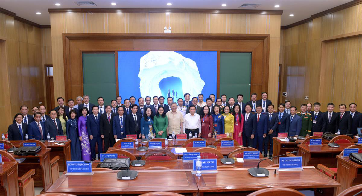 Tổng B&iacute; thư T&ocirc; L&acirc;m v&agrave; đại biểu chụp ảnh c&ugrave;ng học vi&ecirc;n lớp bồi dưỡng.