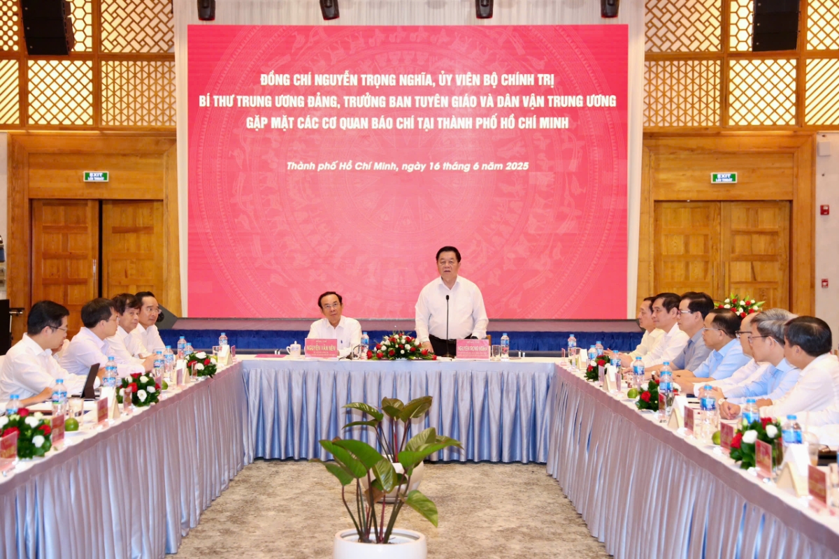 Ủy viên Bộ Chính trị, Trưởng Ban Tuyên giáo và Dân vận Trung ương Nguyễn Trọng Nghĩa cùng đoàn công tác gặp mặt các cơ quan báo chí tại TP. Hồ Chí Minh, chiều 16/6.