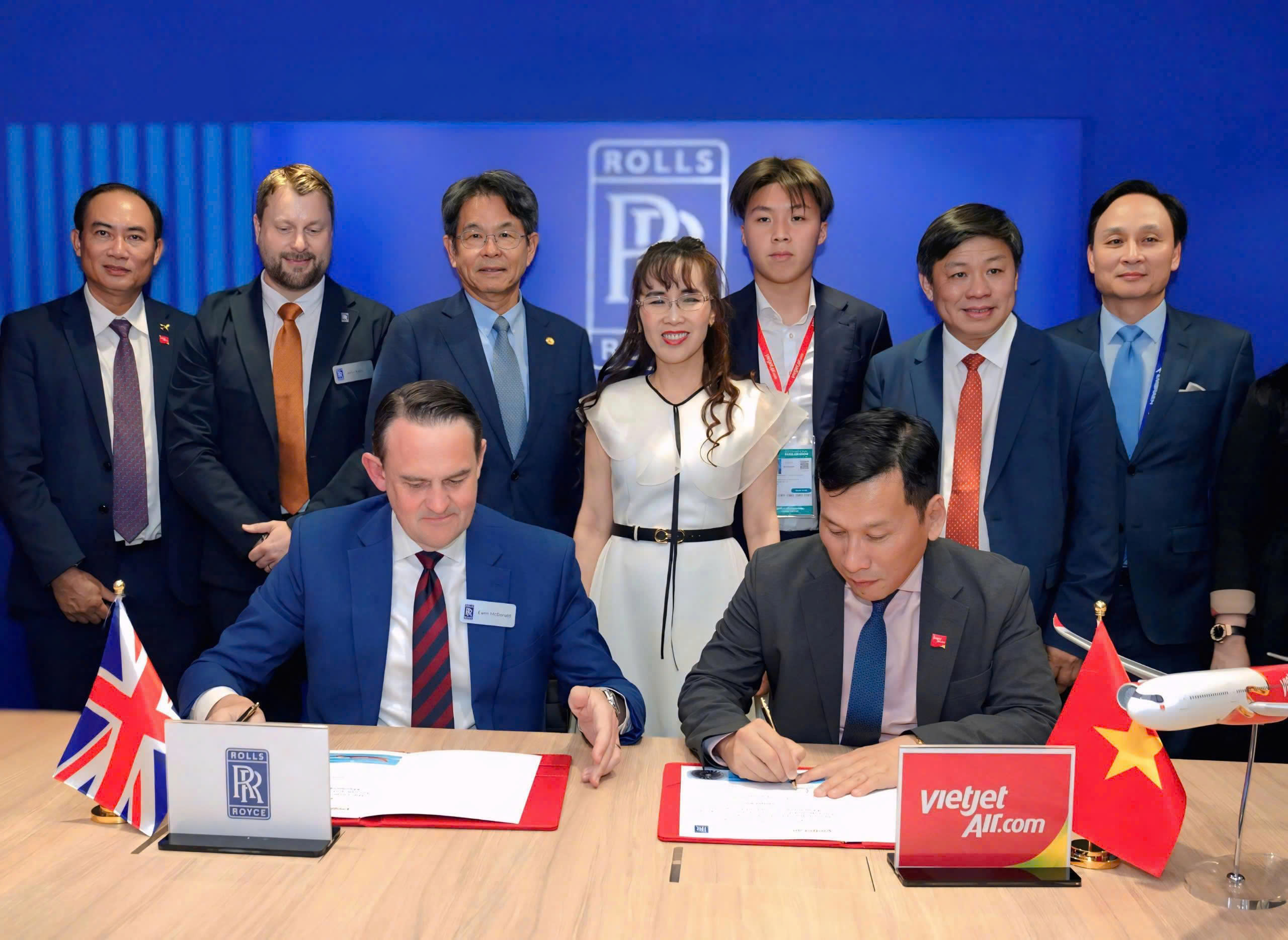 Vietjet và Rolls-Royce ký kết đặt hàng thêm 40 động cơ Trent 7000 dành cho đội bay A330neo. Ảnh: Vietjet Air.