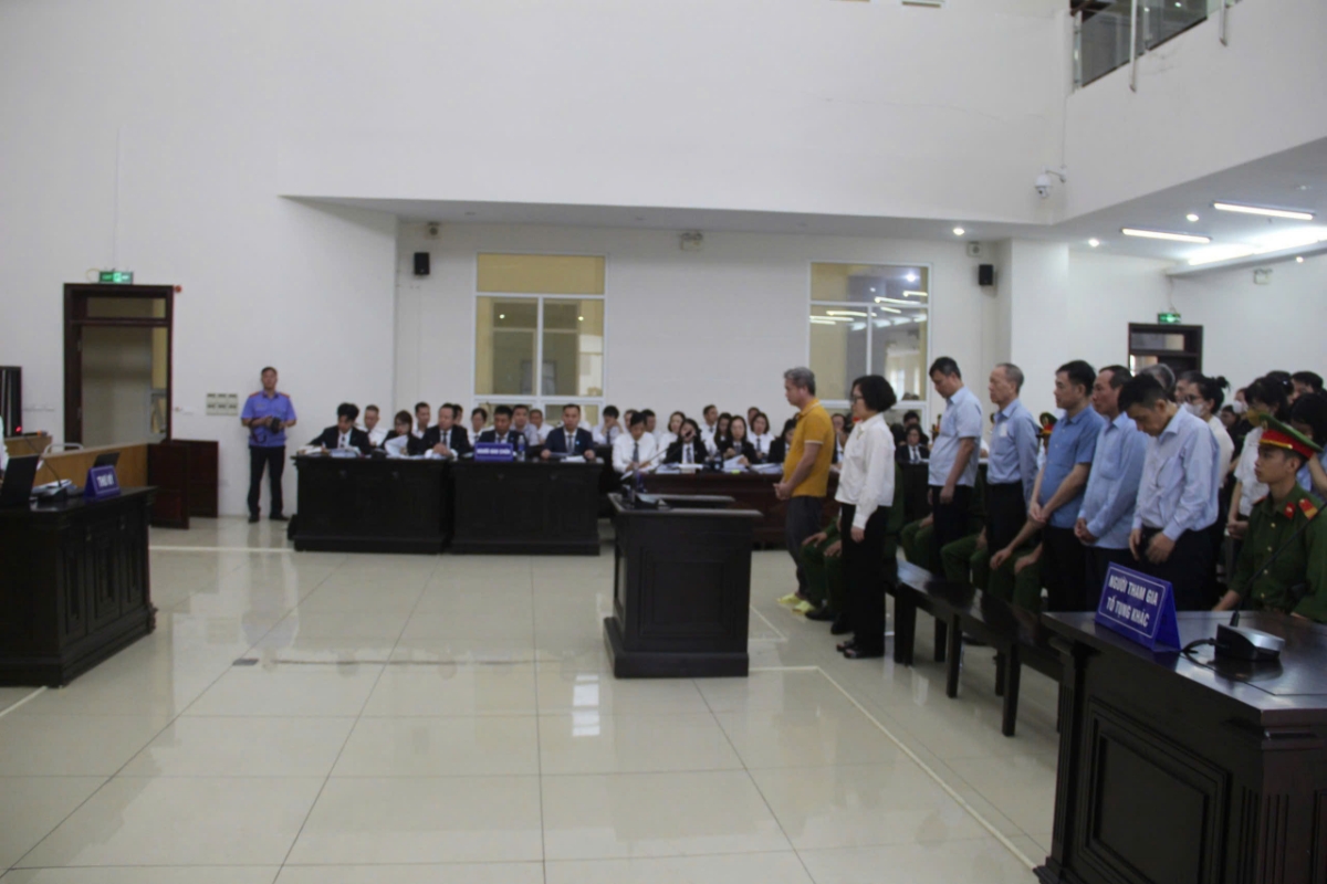 Quang cảnh phi&ecirc;n t&ograve;a.