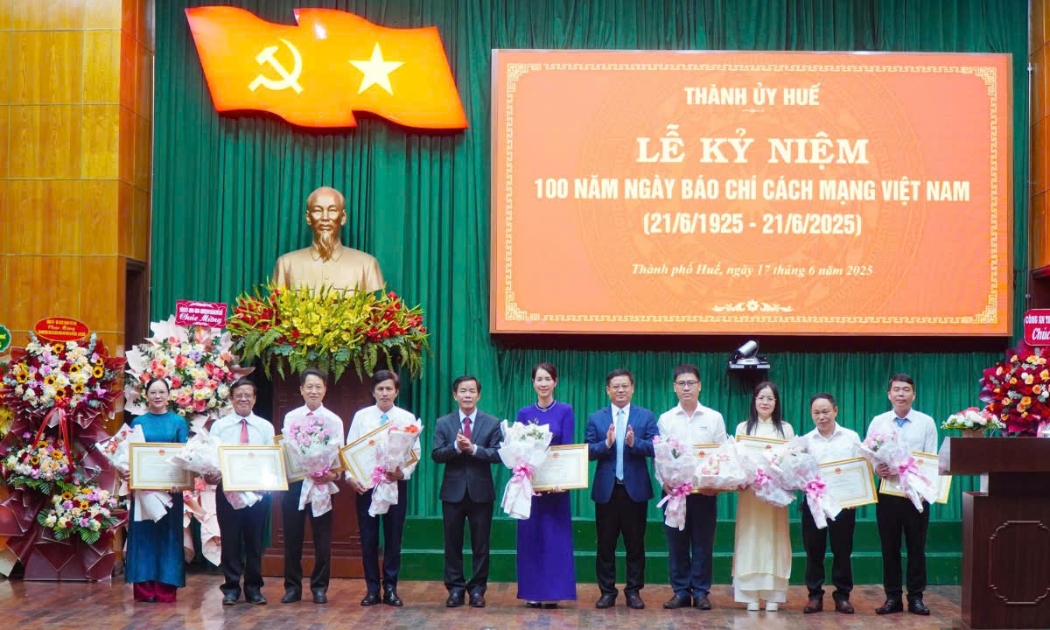 UBND thành phố Huế trao tặng Bằng khen cho 9 tập thể có thành tích xuất sắc trong hoạt động báo chí trên địa bàn