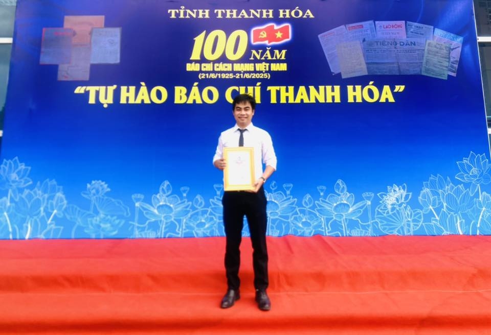 Nh&agrave; b&aacute;o Nguyễn Thuấn nhận giải khuyến kh&iacute;ch Giải b&aacute;o ch&iacute; Trần Mai Ninh năm 2024