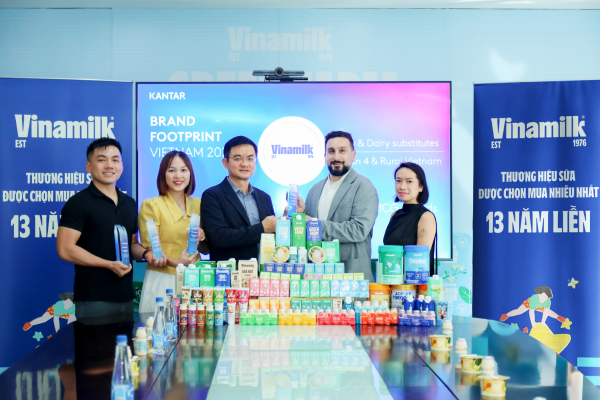 &Ocirc;ng Nguyễn Quang Tr&iacute; (b&ecirc;n tr&aacute;i) đại diện Vinamilk đ&oacute;n nhận danh hiệu Thương hiệu sữa được chọn mua nhiều nhất năm thứ 13 li&ecirc;n tiếp (Ảnh: Nguy&ecirc;n Phương). C&aacute;c sản phẩm từ Vinamilk phủ s&oacute;ng danh s&aacute;ch Top 10 thương hiệu sữa được chọn mua nhiều nhất năm 2025 (Ảnh: Nguy&ecirc;n Phương).
