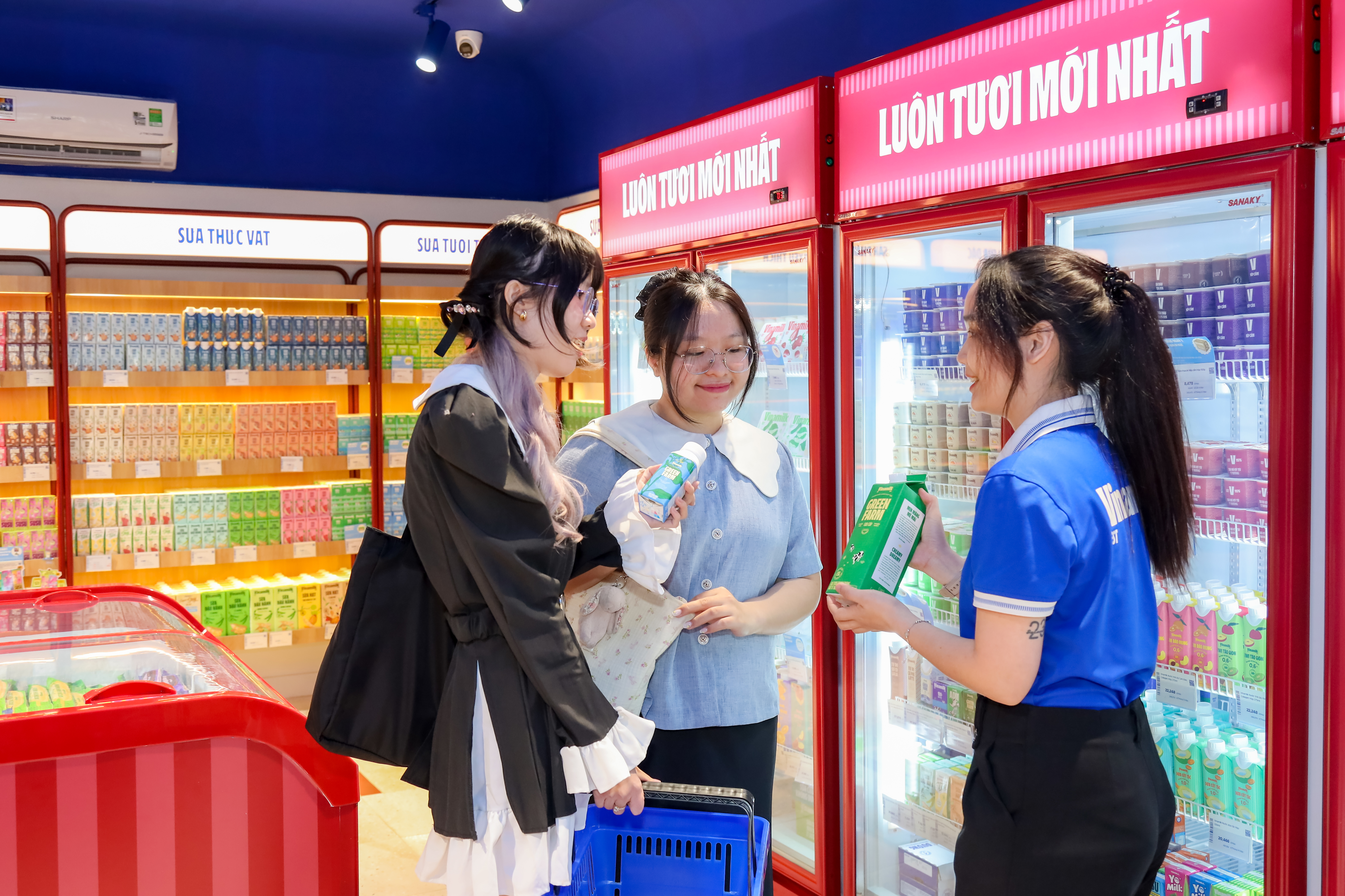 Đổi mới ấn tượng, “bắt sóng” giới trẻ, Vinamilk được nhóm khách hàng trẻ chú ý và yêu thích (Ảnh: Nguyên Phương).