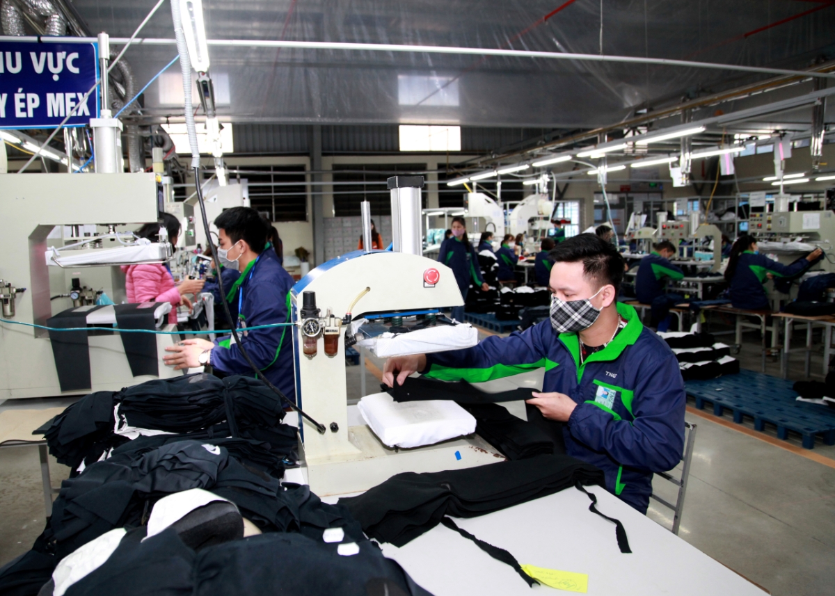 Công nhân lao động mong muốn sớm được tăng lương tối thiểu vùng. Ảnh: Mạnh Dũng.