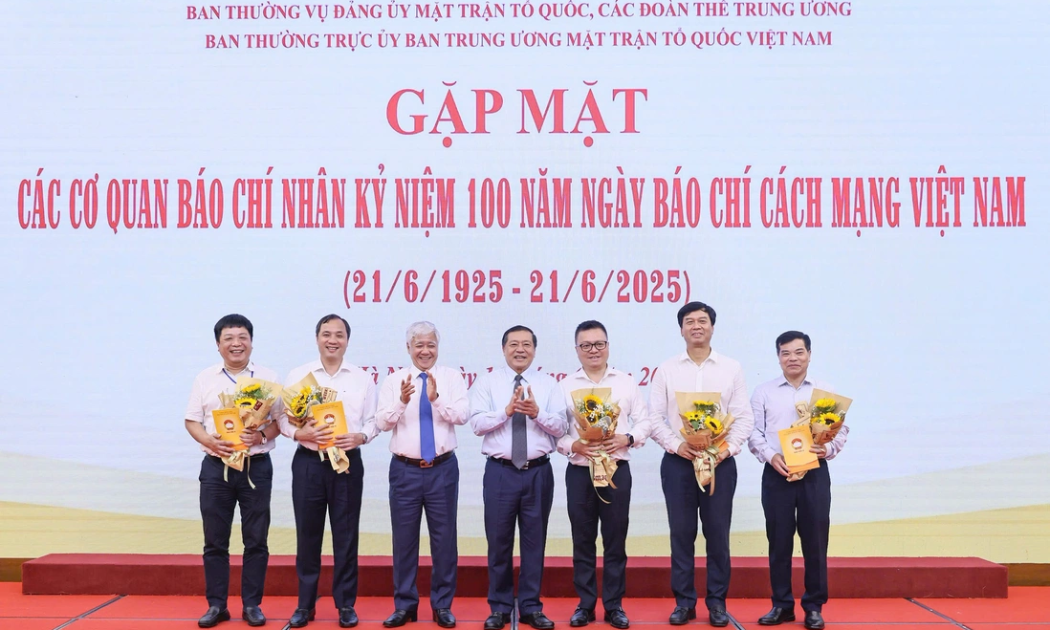 Ông Đỗ Văn Chiến, Ủy viên Bộ Chính trị, Bí thư Trung ương Đảng, Bí thư Đảng ủy Mặt trận Tổ quốc, các đoàn thể Trung ương, Chủ tịch Ủy ban Trung ương Mặt trận Tổ quốc Việt Nam và ông Lại Xuân Môn, Phó Trưởng ban Thường trực Ban Tuyên giáo và Dân vận Trung ương, tặng hoa lãnh đạo các cơ quan quản lý báo chí.