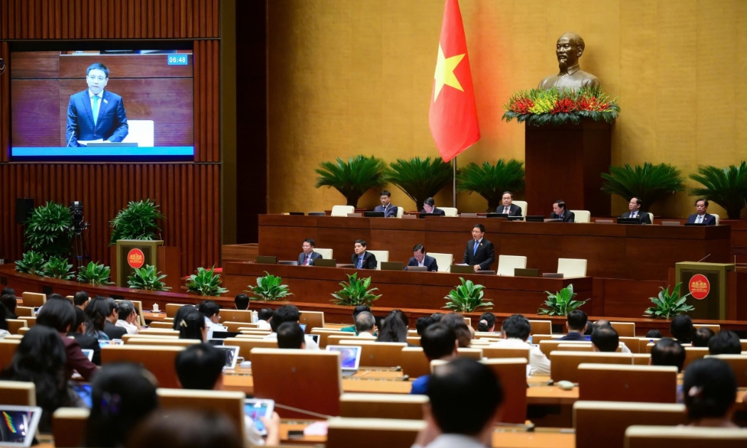 Bộ trưởng Bộ Tài chính phát biểu trước Quốc hội sáng 18/6/2025.