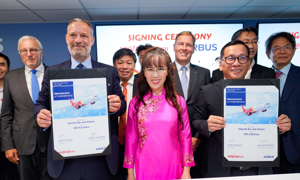 Ông Đinh Việt Phương, Tổng giám đốc Vietjet (phải) và ông Benoît de Saint-Exupéry, Phó Chủ tịch cấp cao phụ trách Kinh doanh máy bay thương mại của Airbus (trái) trao thỏa thuận đặt hàng 100 máy bay A321neo mới.
