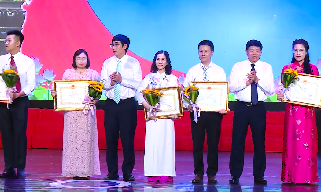 Nhà báo Trương Xuân Thiên (thứ 3 từ bên phải qua) nhận giải A giải báo chí Trần Mai Ninh năm 2024