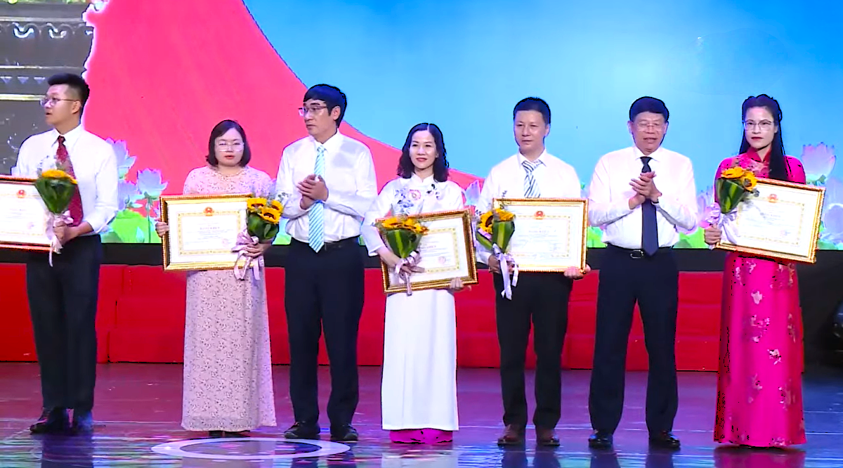 Nhà báo Trương Xuân Thiên (thứ 3 từ bên phải qua) nhận giải A giải báo chí Trần Mai Ninh năm 2024