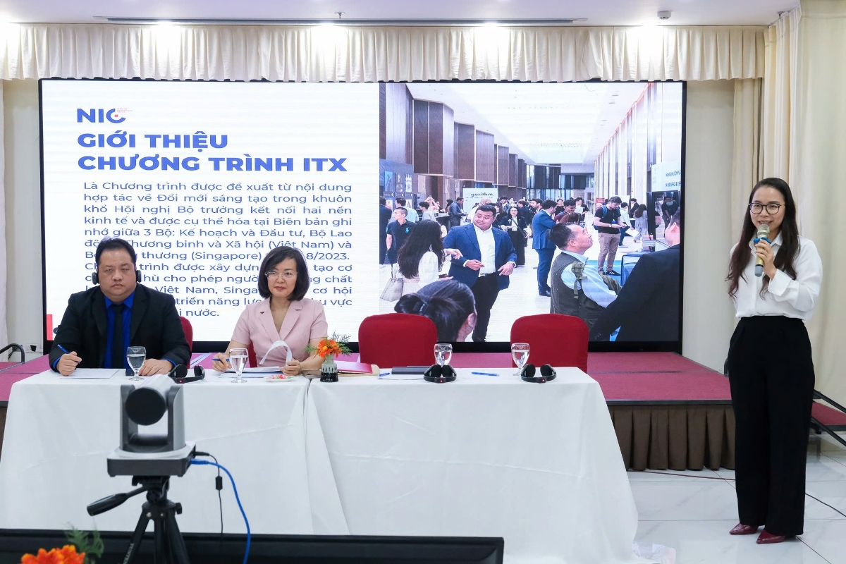 Đại diện Trung t&acirc;m Đổi mới s&aacute;ng tạo Quốc gia th&ocirc;ng tin về chương tr&igrave;nh. Ảnh: H&agrave; Qu&acirc;n