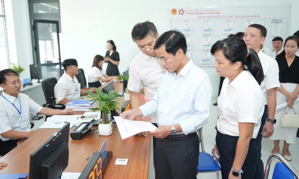 Chủ tịch UBND thành phố Huế Nguyễn Văn Phương kiểm tra quy trình tiếp nhận hồ sơ tại UBND phường An Cựu