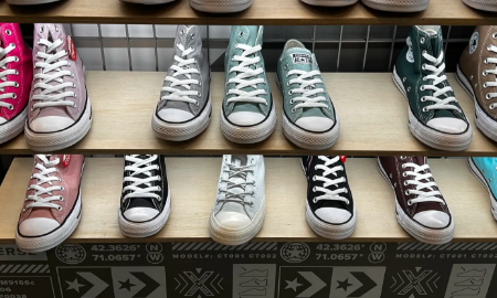 Giày All Star của Converse được bày bán tại một cửa hàng ở New York - Ảnh: Getty Images