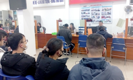 Người lao động chờ làm thủ tục hưởng bảo hiểm thất nghiệp. Ảnh: TH.