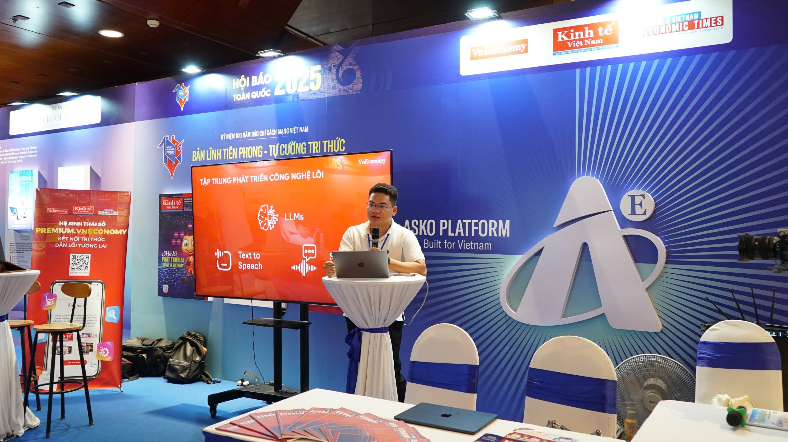 Nền tảng công cụ trí tuệ nhân tạo cho lĩnh vực báo chí, truyền thông - Asko Platform được thiết kế với các mô hình lõi AI giúp tối ưu hóa mọi hoạt động. Trong đó, Askonomy Smartchat là trợ lý thông tin kinh tế; Asko Brief là trợ lý tóm tắt thông tin kinh tế; AskoVerse công cụ dịch thuật thông tin kinh tế; AskoVocal công cụ chuyển đổi văn bản thành giọng nói linh hoạt; Asko Vocal Premium công cụ tạo giọng nói độc quyền. Đại diện Actable AI Việt Namgiới thiệu về nền tảng công cụ trí tuệ nhân tạo cho lĩnh vực báo chí, truyền thông - Asko Platform.