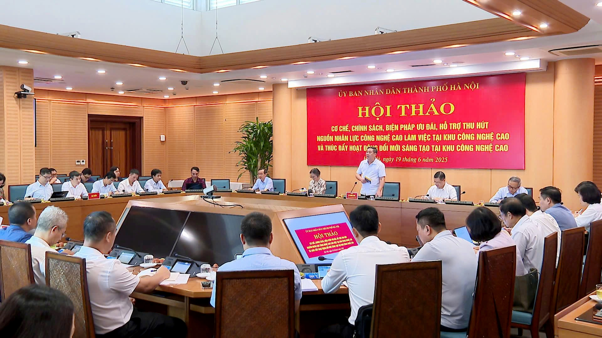 Toàn cảnh hội thảo đột phá cơ chế chính sách thu hút nguồn nhân lực Công nghệ cao của UBND Tp. Hà Nội