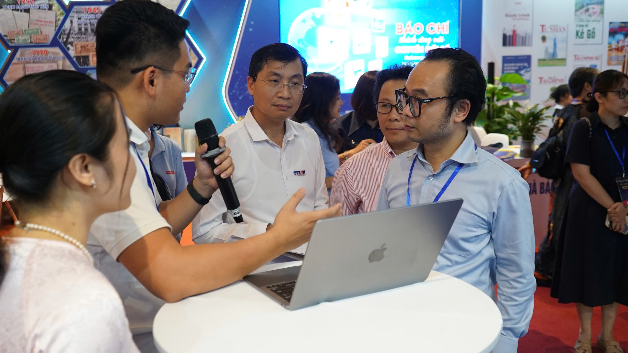 Các đại biểu tham quan gian trưng bày của Tạp chí Kinh tế Việt Nam -VnEconomy tại Hội báo toàn quốc 2025 và trải nghiệm nền tảng Asko Platform, một sản phẩm trí tuệ nhân tạo do VnEconomy phát triển.