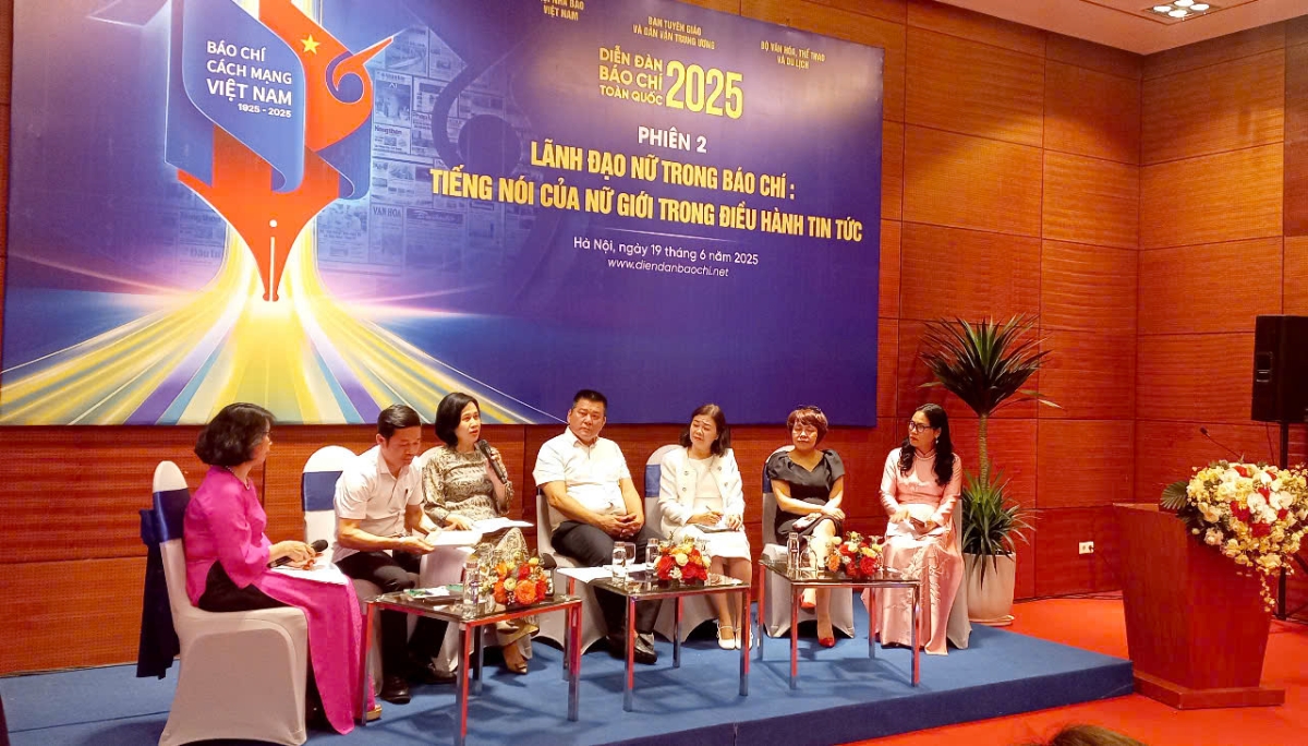 B&agrave; Ph&oacute; Cẩm Hoa, Trưởng Ban Đối ngoại (VOV5) - Đ&agrave;i Tiếng n&oacute;i Việt Nam (thứ 3 từ tr&aacute;i sang), chia sẻ tại diễn đ&agrave;n. Ảnh: Thu Hằng.