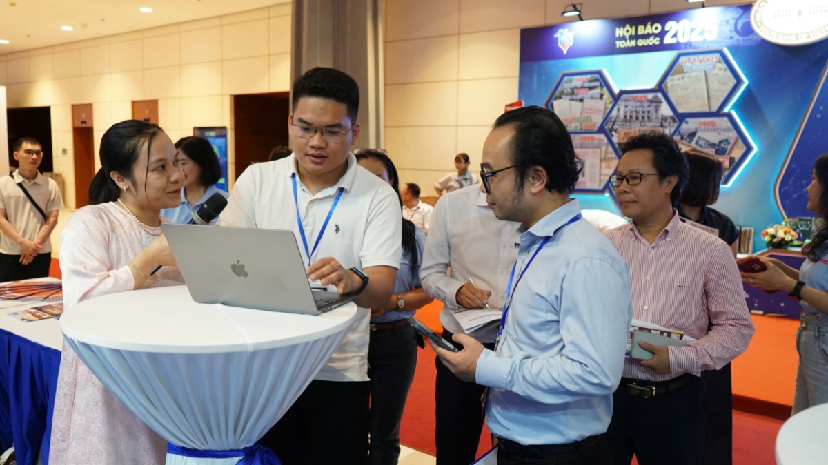 C&aacute;c đại biểu tham quan gian trưng b&agrave;y của Tạp ch&iacute; Kinh tế Việt Nam -VnEconomy tại Hội b&aacute;o to&agrave;n quốc 2025 v&agrave; trải nghiệm n&ecirc;̀n tảng Asko Platform, một sản phẩm tr&iacute; tuệ nh&acirc;n tạo do VnEconomy ph&aacute;t triển.&nbsp;