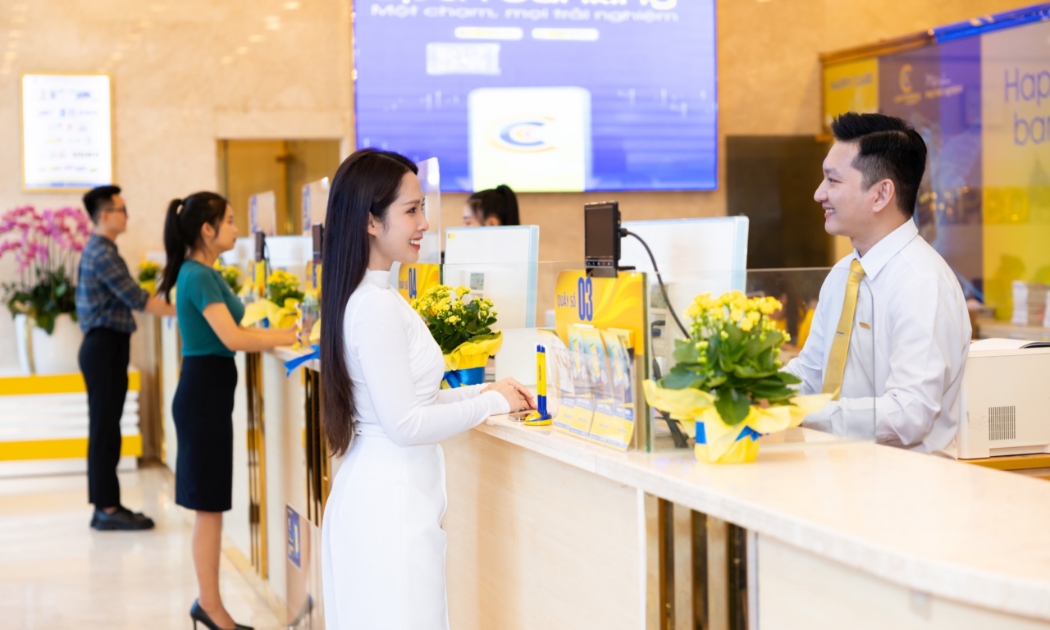 Khách hàng giao dịch tại Nam A Bank.