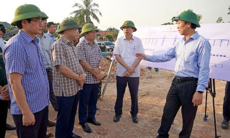 Quyền Chủ tịch UBND tỉnh Quảng Trị Hoàng Nam đi kiểm tra tiến độ thực hiện Dự án Đường ven biển kết nối Hành lang kinh tế Đông - Tây