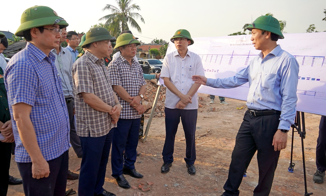 Quyền Chủ tịch UBND tỉnh Quảng Trị Hoàng Nam đi kiểm tra tiến độ thực hiện Dự án Đường ven biển kết nối Hành lang kinh tế Đông - Tây