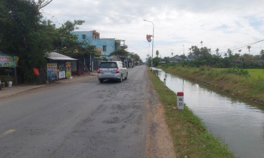 Quốc lộ 29 đoạn qua phường Hòa Vinh, thị xã Đông Hòa (Phú Yên) đường hẹp, nhiều vị trí hư hỏng, không bảo đảm an toàn giao thông. Ảnh: Phương Nam