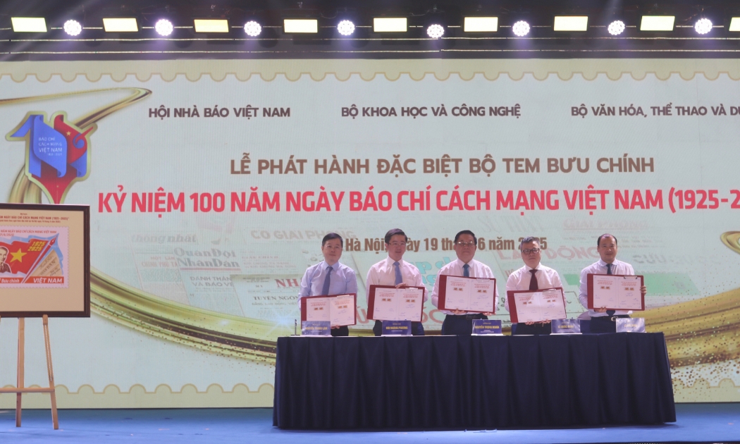 Các đại biểu thực hiện nghi thức phát hành đặc biệt bộ tem Kỷ niệm 100 năm Ngày Báo chí cách mạng Việt Nam (1925-2025).