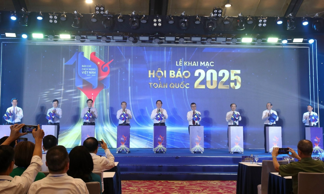 Các đại biểu lên sân khấu thực hiện nghi thức bấm nút khai mạc Hội báo toàn quốc 2025