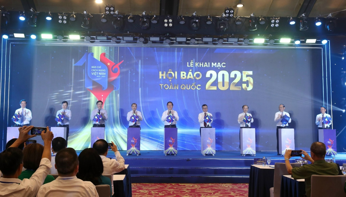 Các đại biểu lên sân khấu thực hiện nghi thức bấm nút khai mạc Hội báo toàn quốc 2025