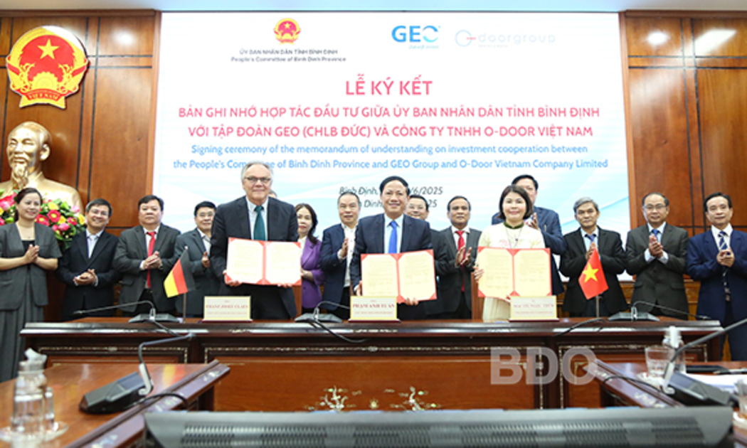 UBND tỉnh Bình Định ký kết bản ghi nhớ hợp tác đầu tư (MoU) với Tập đoàn GEO (Đức) và Công ty TNHH O-DOOR Việt Nam. (Ảnh: Báo Bình Định)