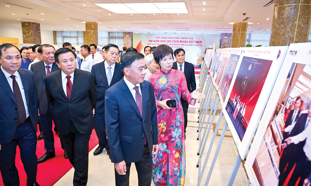 Ủy viên Bộ Chính trị, Thường trực Ban Bí thư Trần Cẩm Tú và lãnh đạo Đảng, Nhà nước tham quan triển lãm ảnh