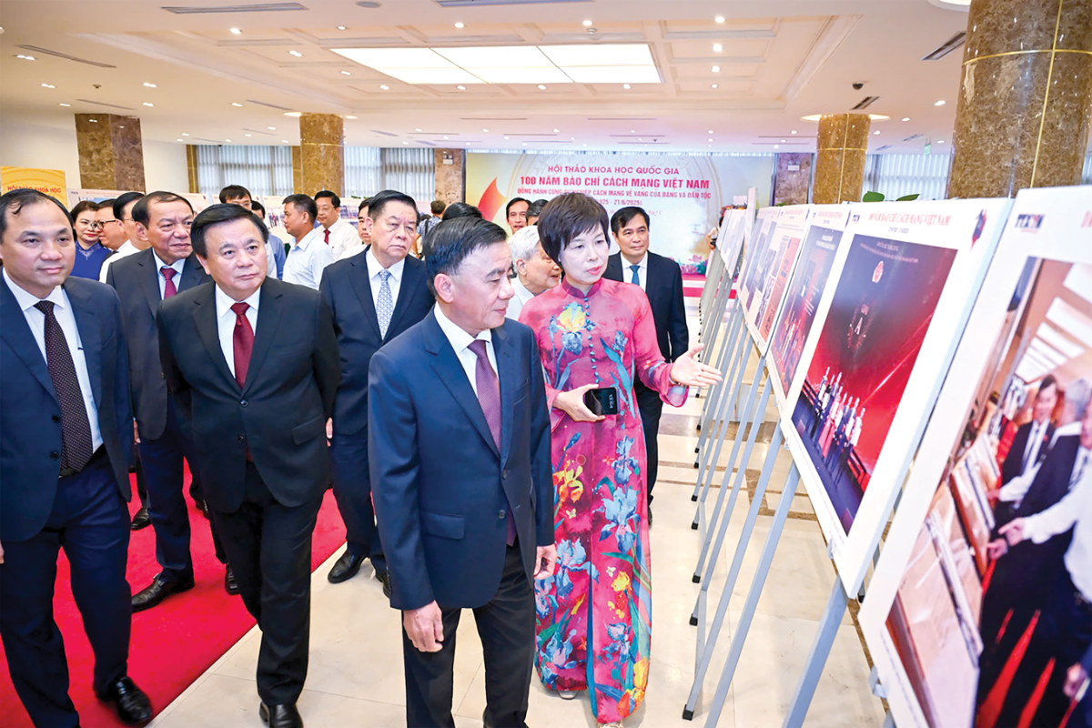 Ủy viên Bộ Chính trị, Thường trực Ban Bí thư Trần Cẩm Tú và lãnh đạo Đảng, Nhà nước tham quan triển lãm ảnh "Thành tựu 100 năm báo chí cách mạng Việt Nam".