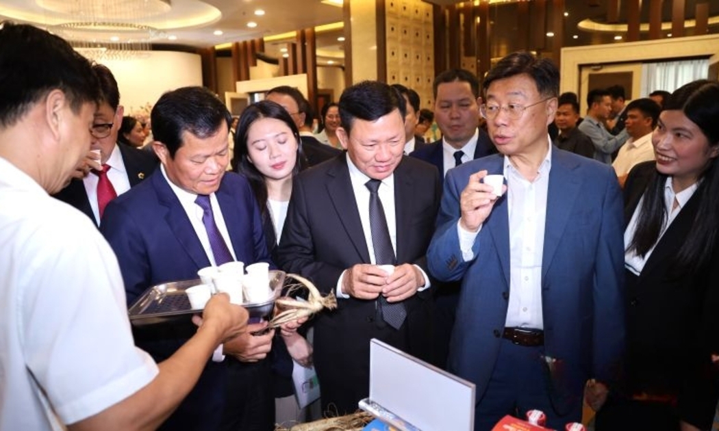 Các đại biểu tham quan các gian hàng trưng bày sản phẩm của các doanh nghiệp tỉnh Thanh Hóa. Ảnh: Minh Hằng