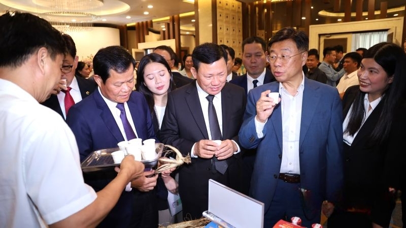 Các đại biểu tham quan các gian hàng trưng bày sản phẩm của các doanh nghiệp tỉnh Thanh Hóa. Ảnh: Minh Hằng