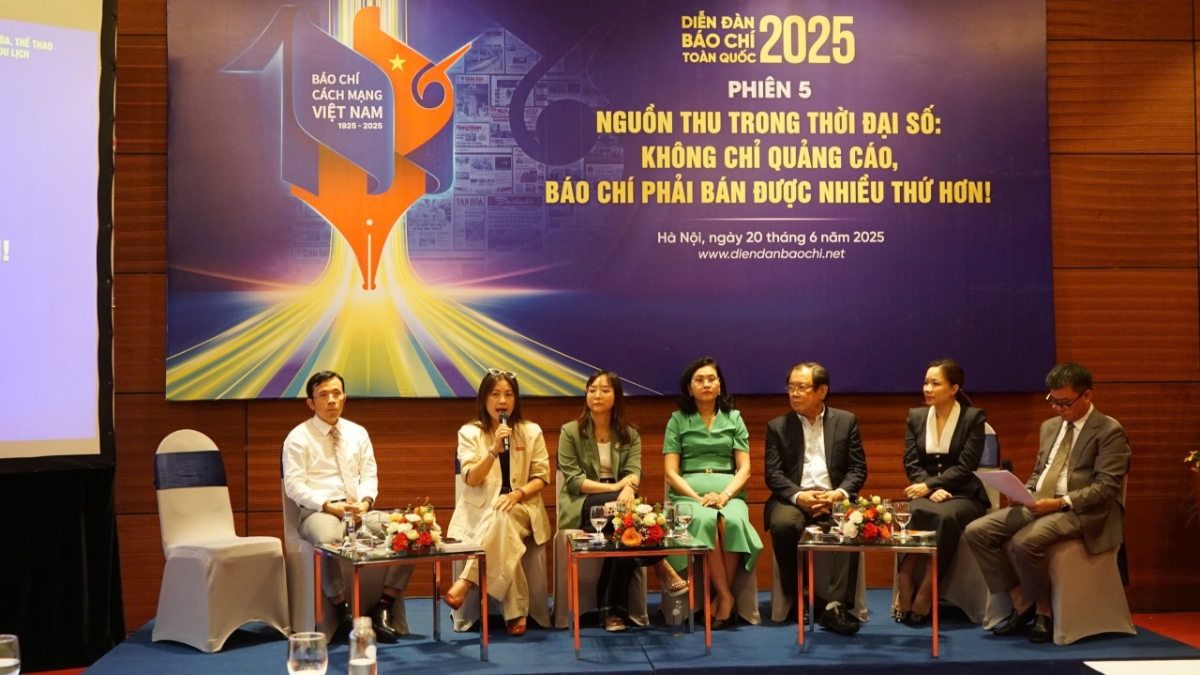 Diễn giả tại phiên thảo luận với chủ đề: “Nguồn thu trong thời đại số: Không chỉ quảng cáo, báo chí phải bán được nhiều thứ hơn” trong khuôn khổ Diễn đàn Báo chí toàn quốc 2025. 