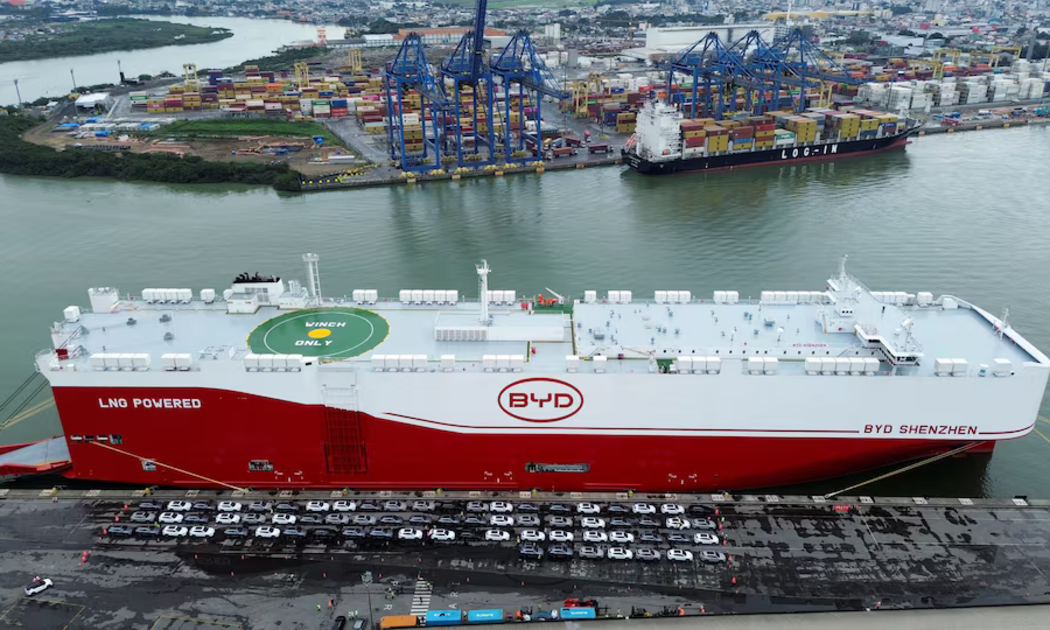 Tàu hàng mới nhất của BYD cập cảng Brazil vào cuối tháng 5/2025 - Ảnh: Reuters