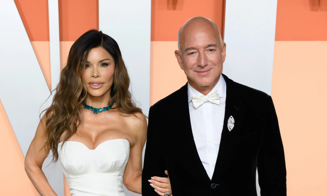 Jeff Bezos và vợ sắp cưới Lauren Sánchez. Ảnh: GettyImage