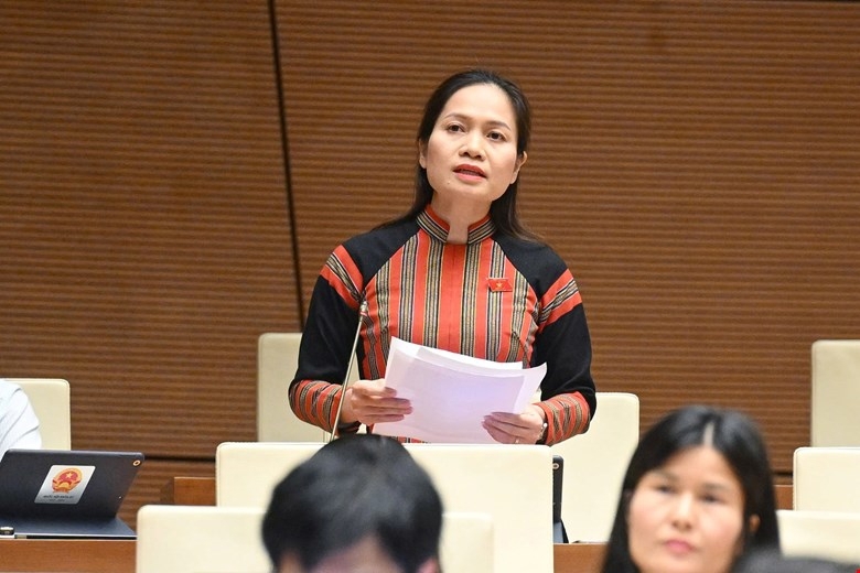 Đại biểu Siu Hương, đo&agrave;n Gia Lai ph&aacute;t biểu thảo luận.