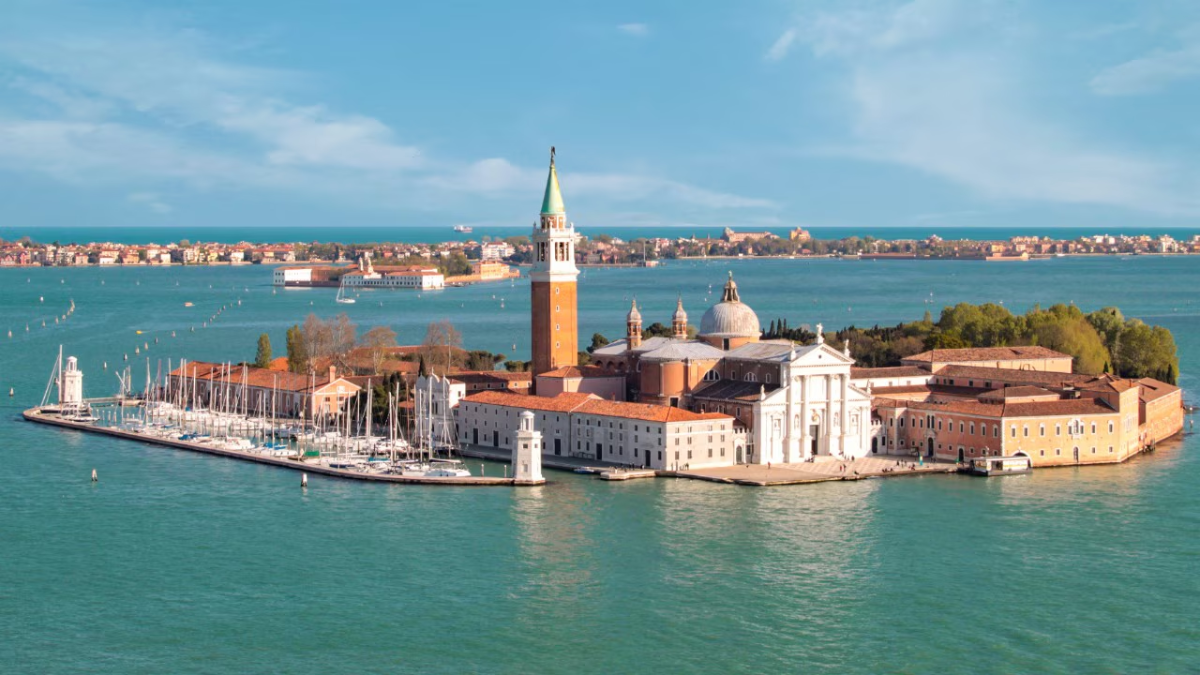 Cặp đ&ocirc;i được cho l&agrave; sẽ kết h&ocirc;n tr&ecirc;n đảo San Giorgio, cửa k&ecirc;nh đ&agrave;o Grand Canal.