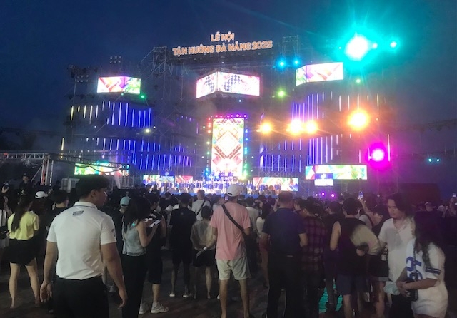 Hàng nghìn người dân và du khách trong nước, quốc tế hòa mình vào không khí đêm khai mạc Lễ hội. Ảnh Ngô Anh Văn.