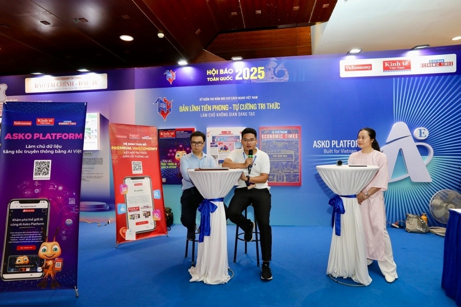 VnEconomy giới thiệu về Marcom-AI Platform - hệ sinh th&aacute;i c&ocirc;ng nghệ to&agrave;n diện tại Hội b&aacute;o to&agrave;n quốc 2025.