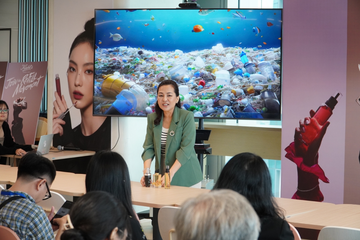 Đại diện&nbsp;L&rsquo;Oreal tr&igrave;nh b&agrave;y b&aacute;o c&aacute;o về r&aacute;c thải nhựa v&agrave; hiệu quả của chiến dịch refill.&nbsp;