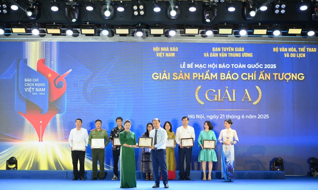 Ông Lê Hải Bình, Ủy viên dự khuyết Ban Chấp hành Trung ương Đảng, Thứ trưởng Thường trực Bộ Văn hóa – Thể thao và Du lịch trao Giải A cho đại diện Tạp chí Kinh tế Việt Nam – VnEconomy đối với Giải Sản phẩm báo chí ấn tượng với sản phẩm Số tết Xuân Ất Tỵ, loại hình bìa báo. Ảnh: Trí Phong.