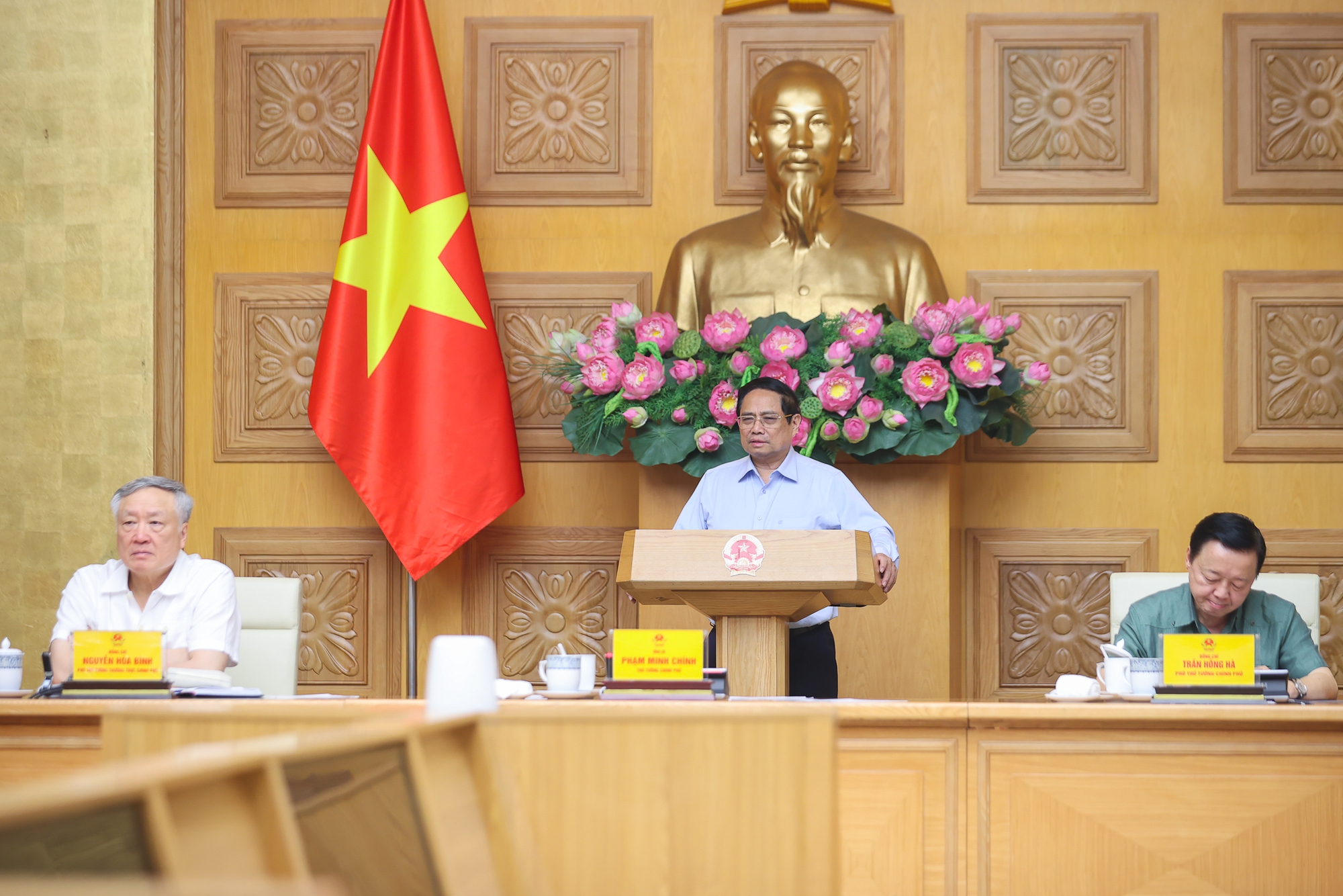 Thủ tướng chủ trì cuộc họp - Ảnh: VGP