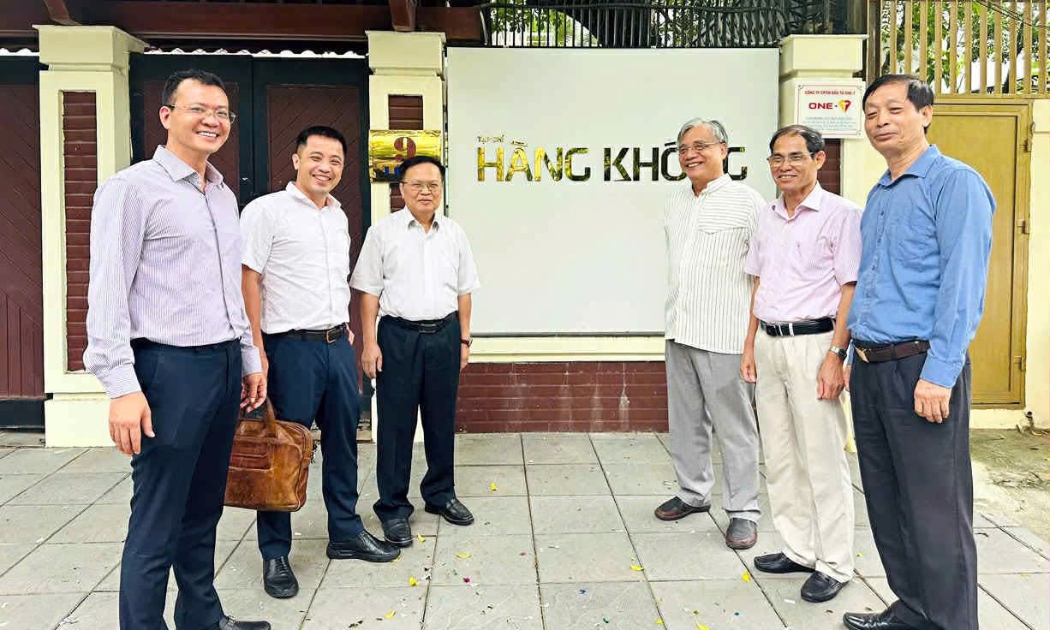 Ông Phạm Quốc Hợp, Trưởng ban Biên tập Tạp chí Hàng không (ngoài cùng bên trái) đón tiếp các chuyên gia tại trụ sở Tạp chí