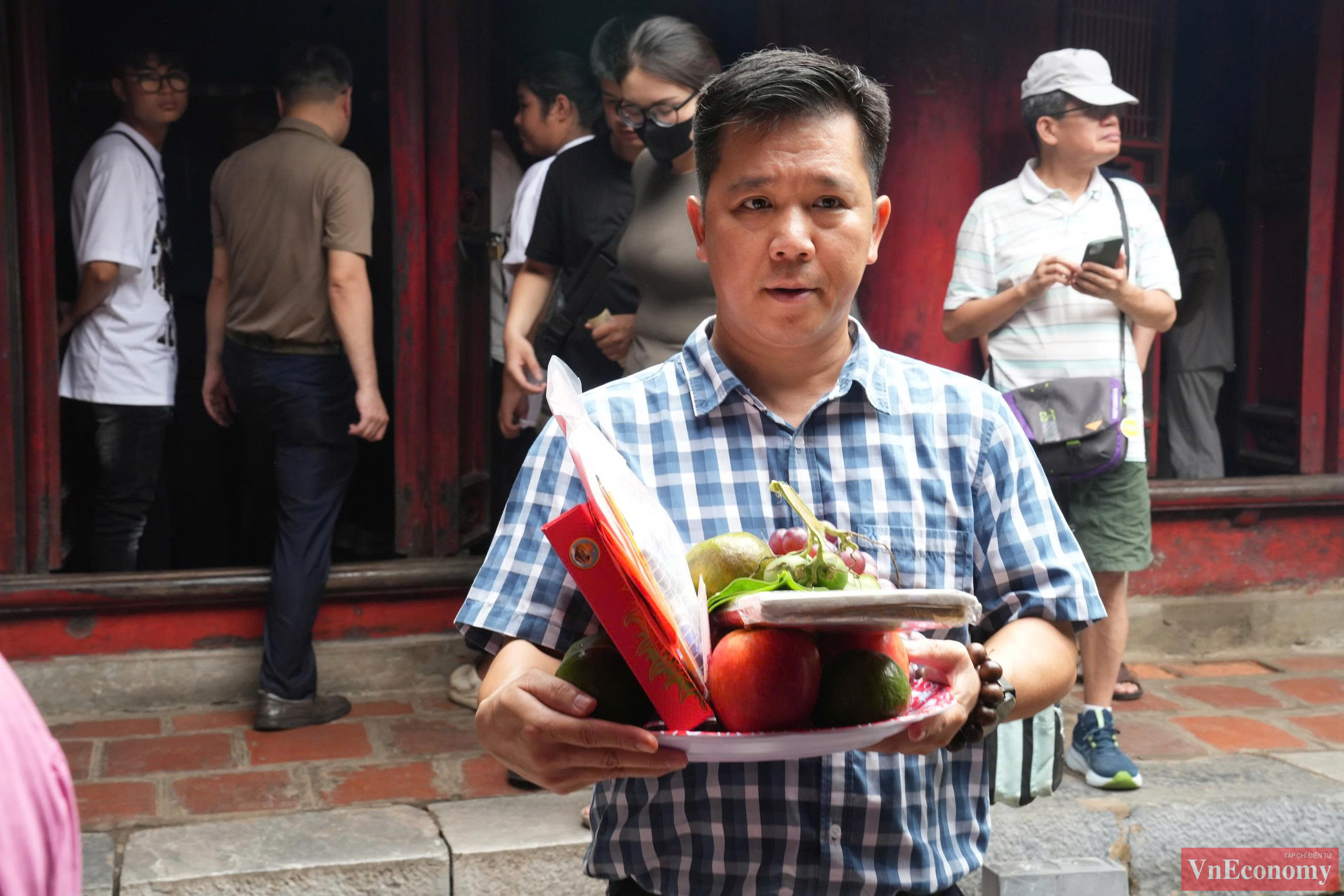 Những ng&agrave;y n&agrave;y, chuẩn bị đến kỳ thi&nbsp;tốt nghiệp THPT&nbsp;năm 2025, lượng kh&aacute;ch tới Văn Miếu -&nbsp; Quốc Tử Gi&aacute;m tăng cao v&agrave; tấp nập từ s&aacute;ng sớm.