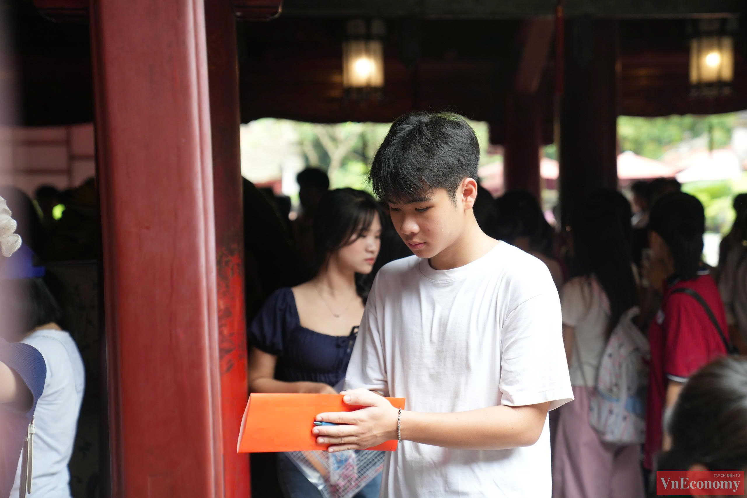 Không chỉ những sĩ tử mà nhiều phụ huynh, giáo viên cũng đồng hành cùng con với mong muốn các em sẽ bình tĩnh, tự tin để hoàn thành trọn vẹn chặng đường 12 năm đèn sách.
