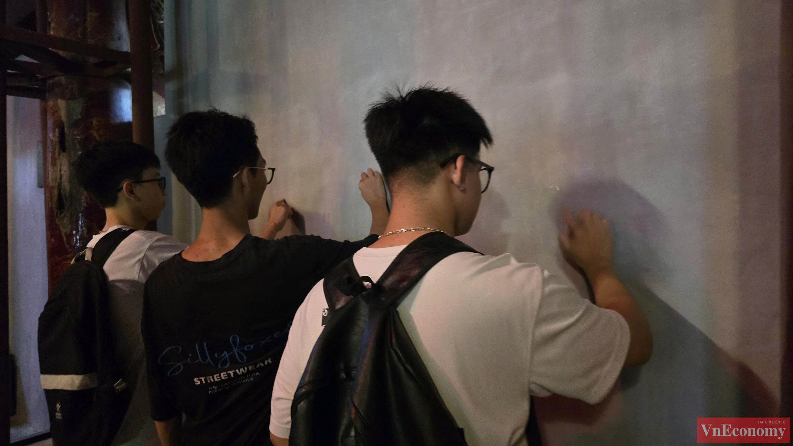 B&uacute;t, vở v&agrave; sớ cầu thi l&agrave; những vật được mang theo để cầu may mắn của c&aacute;c sĩ tử. Một số em trước khi ra về c&ograve;n&nbsp;d&ugrave;ng ng&oacute;n tay viết nhẹ l&ecirc;n lớp vải nhung, nơi c&oacute; d&ograve;ng chữ 